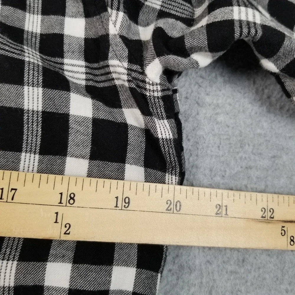Croft & Barrow Button Up Shirt Women's Medium M Black White Plaid Flannel Cotton
